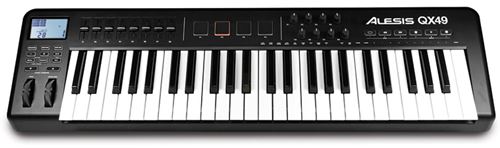Teclado controlador Alesis QX49 USB/MIDI de 49 teclas, 8 controladores fader, 4 pads de percusión y controles dedicados de transporte.